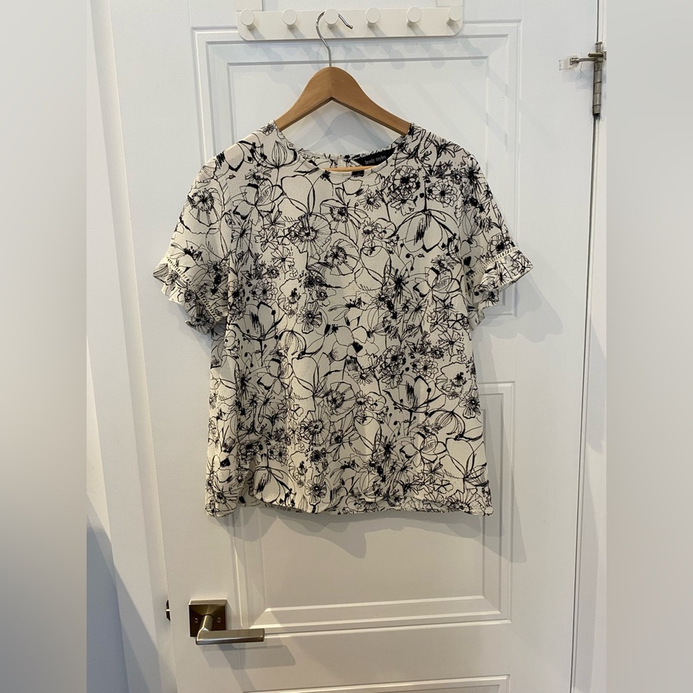 Flouncy sleeve blouse